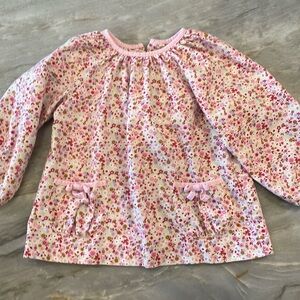 Little English flower top with two pockets in front. Adorable. GUC. Size 3T